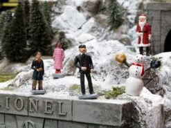 THE POLAR EXPRESS Snowman & Children People Pack -Deals Lionel Store 1830010 03