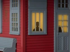 THE POLAR EXPRESS™ Passenger Station -Deals Lionel Store 2029050 03