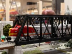 Santa Fe Super Chief LionChief Set -Deals Lionel Store 684719 03