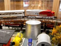 Santa Fe Super Chief LionChief Set -Deals Lionel Store 684719 07